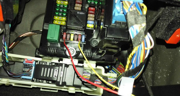 如何为宝马X3安装隐藏行车记录仪